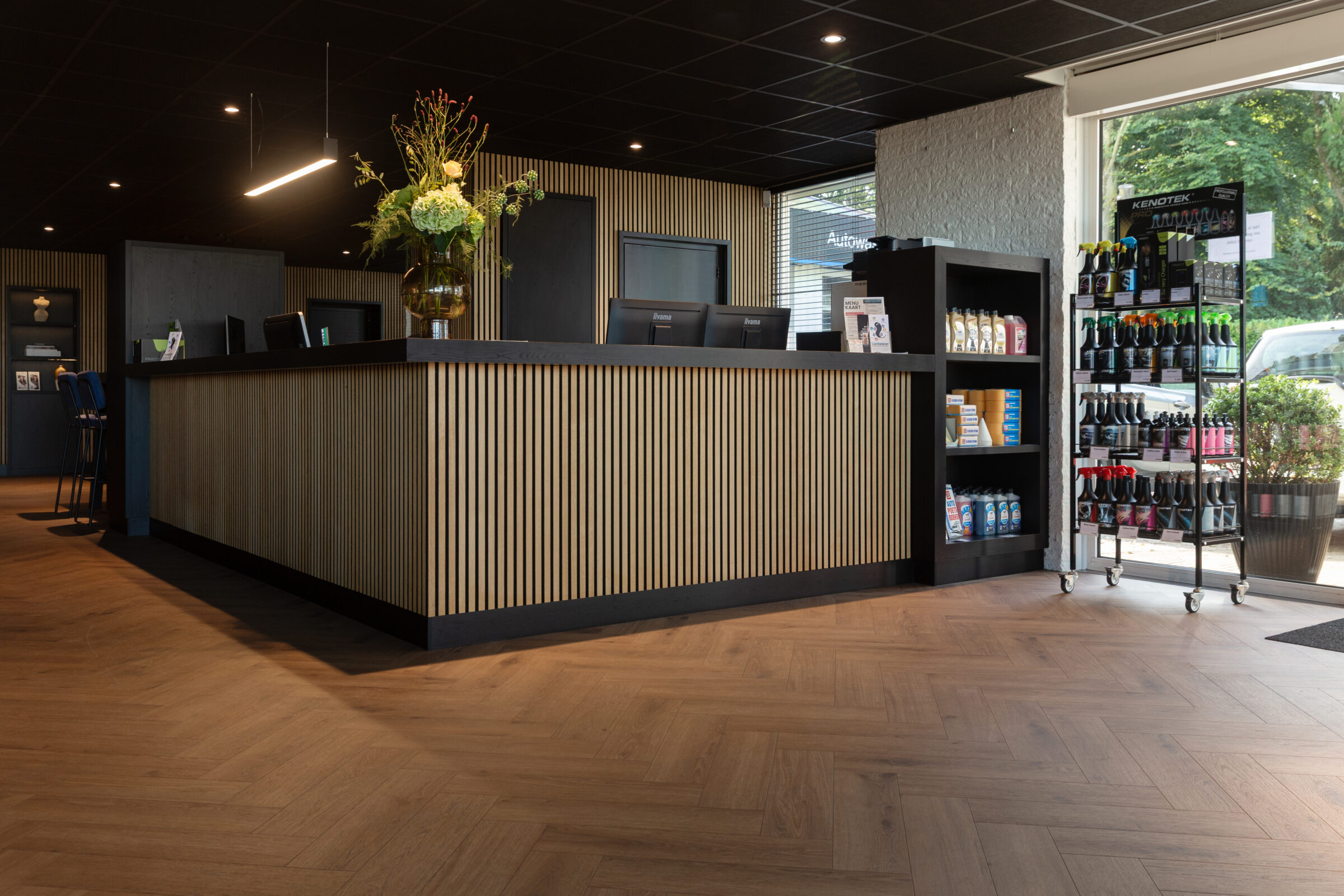 Interieur van autobedrijf Willem Cornelissen in Beesd